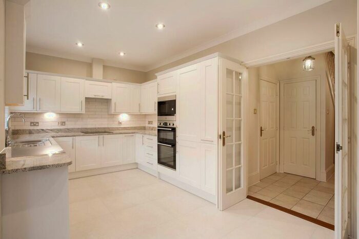 4 Bedroom Detached House To Rent In Savery Drive, Long Dittton, KT6