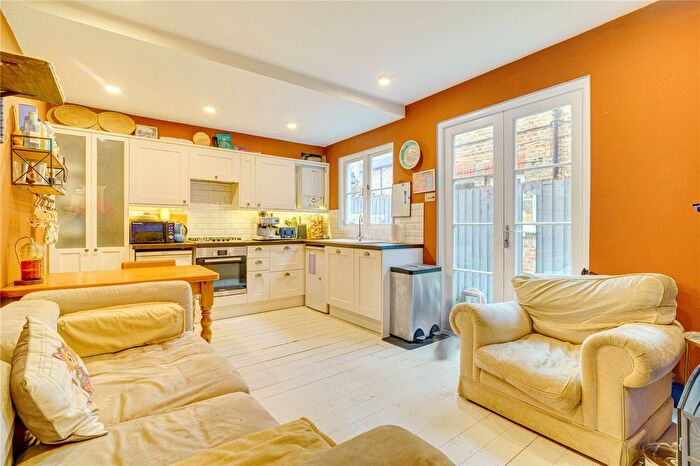 2 Bedroom Flat To Rent In Oaklands Grove, London, W12