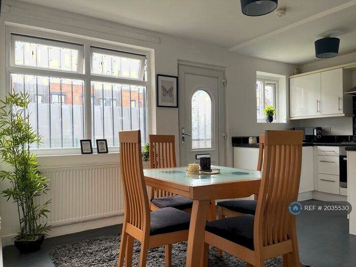 4 Bedroom Terraced House To Rent In Kelso Gardens, Leeds, LS2