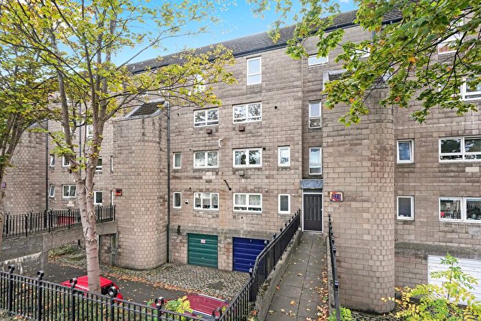 2 Bedroom Maisonette For Sale In / Great Junction Street, Edinburgh, EH6
