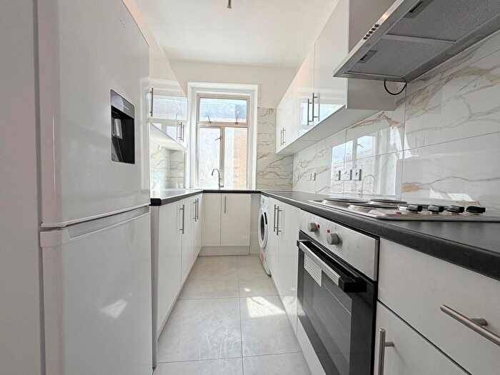 3 Bedroom Flat To Rent In High Street, Acton, London, W3