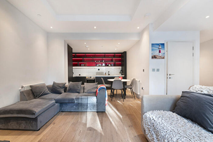 Duplex To Rent In Lookout Lane, Tower Hamlets, London, E14