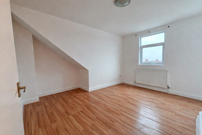 3 Bedroom Flat To Rent In Woodside Green, SE25
