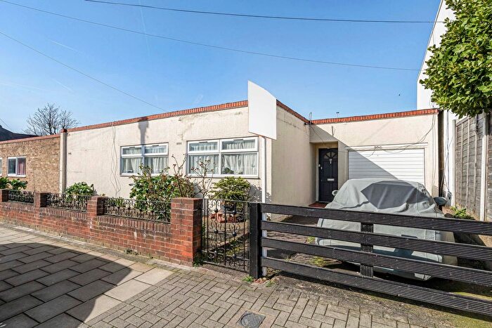 3 Bedroom End Terrace House For Sale In Kempshott Road, London, SW16
