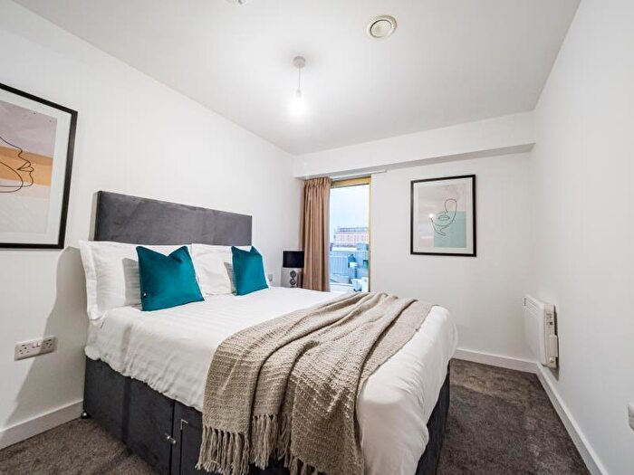 2 Bedroom Apartment To Rent In Flat :: The Quarters, M1