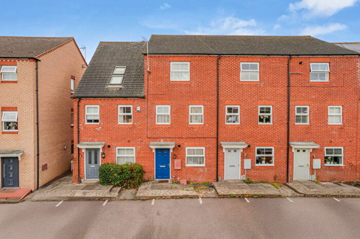4 Bedroom Terraced House For Sale In Walkers Way, Roade, Northamptonshire, NN7