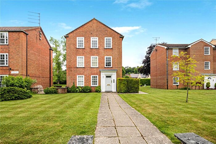 3 Bedroom Penthouse For Sale In Fairmile Court, RG9