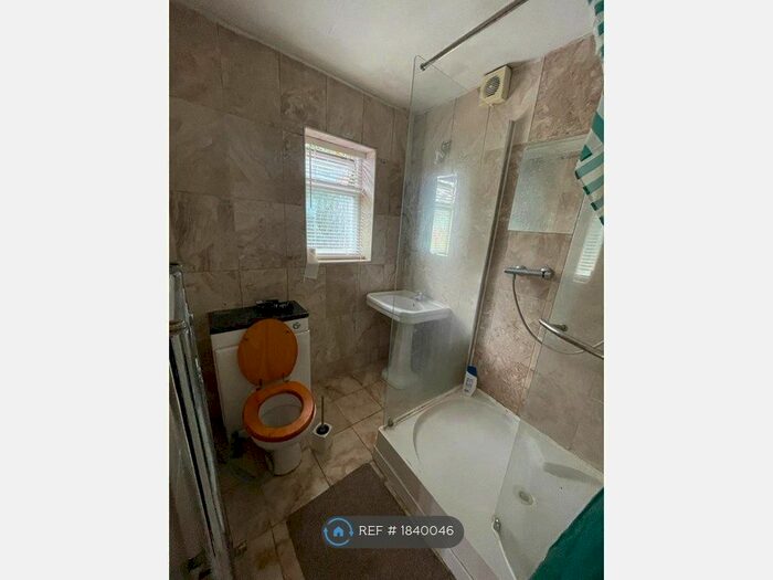 2 Bedroom Flat To Rent In Fourth Avenue, Hayes, UB3