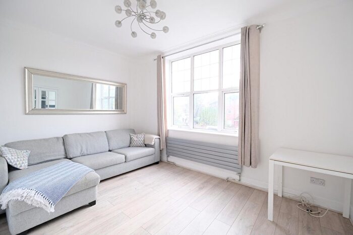2 Bedroom Flat To Rent In Woodside Park Road, London, N12