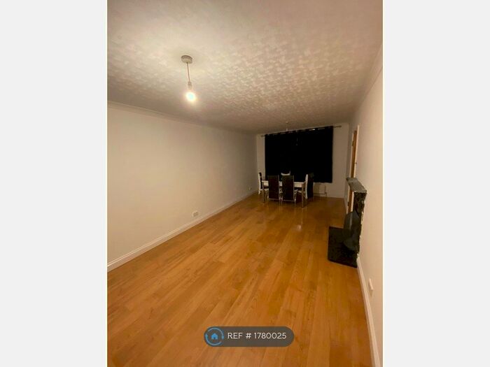 2 Bedroom Semi-Detached House To Rent In Southfield, Barnet, EN5