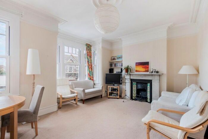 2 Bedroom Flat To Rent In Stapleton Road, Tooting, London, SW17