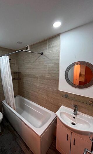 2 Bedroom Flat To Rent In Vicarage Road, Swansea, SA6