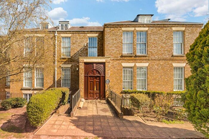 2 Bedroom Flat For Sale In Royal Drive, London, N11