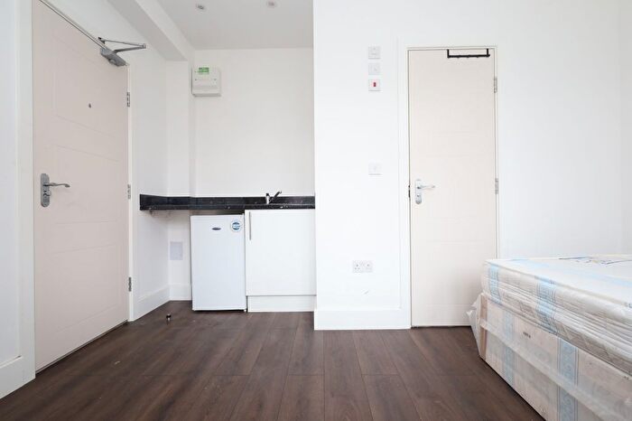 Studio To Rent In Bishops Road, Hayes, UB3