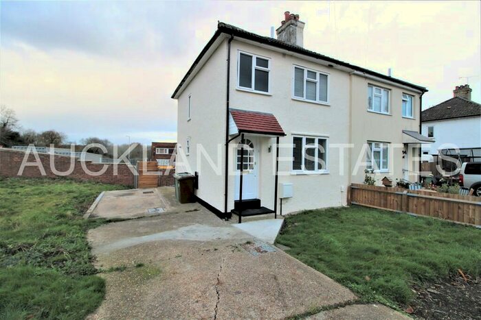 3 Bedroom Semi-Detached House To Rent In Cranborne Road, Potters Bar, EN6