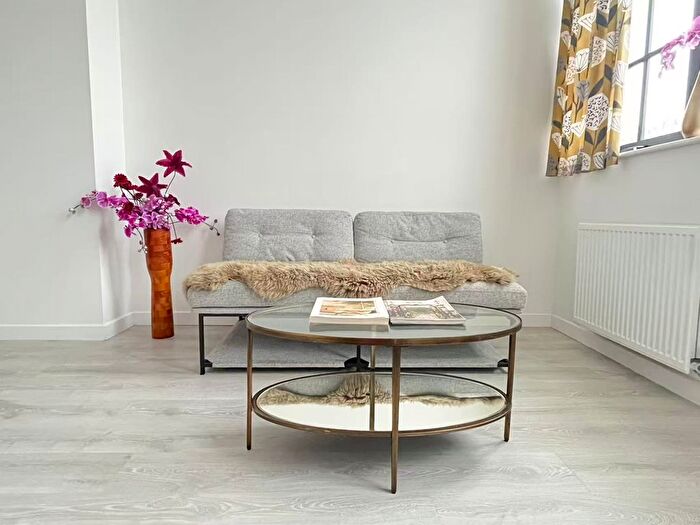 2 Bedroom Flat To Rent In Carnation Gardens, Hayes, UB3