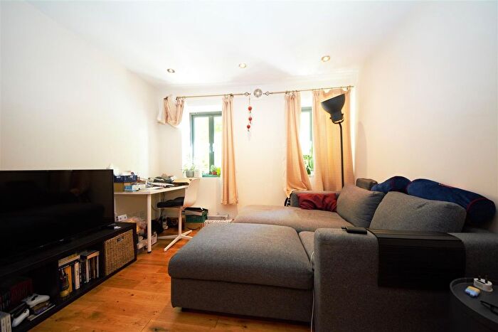 2 Bedroom Flat To Rent In High Road, East Finchley, London, N2