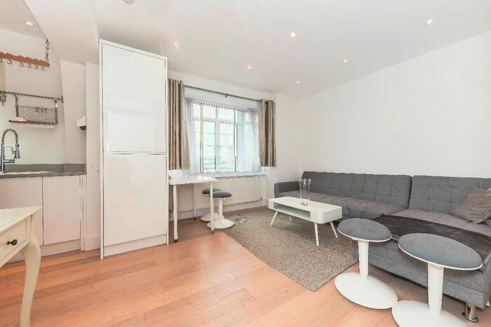 3 Bedroom Flat To Rent In Vicarage Gate, W8