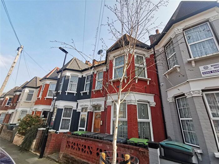 Apartment To Rent In Woodside Gardens, Bruce Grove, London, N17