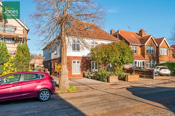 2 Bedroom Flat To Rent In Pavilion Road, Worthing, West Sussex, BN14