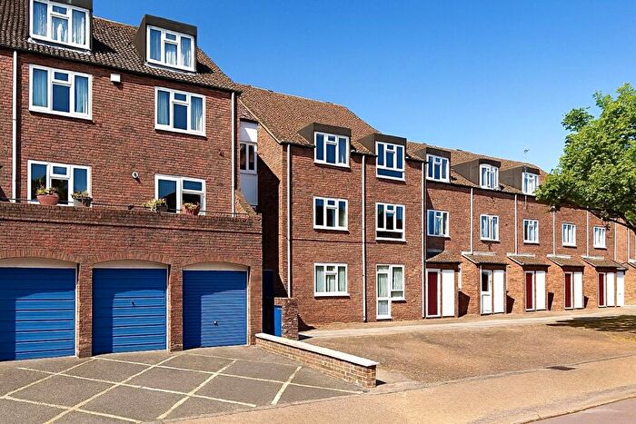 3 Bedroom Apartment For Sale In Wolftencroft Close, London, SW11
