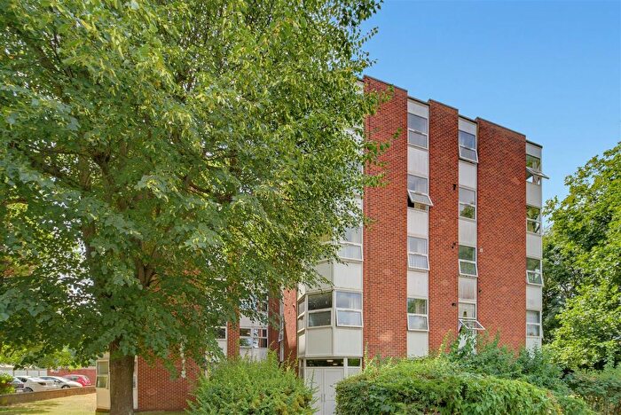 2 Bedroom Flat For Sale In Riverside Close, Hanwell, W7