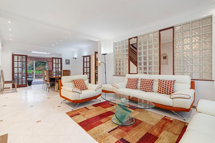 4 Bedroom Detached House To Rent In Michleham Down, London, N12