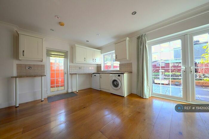 3 Bedroom Semi-Detached House To Rent In Copthorne Avenue, Bromley, BR2