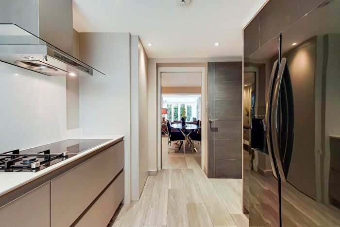 4 Bedroom Flat To Rent In Court Close, St. Johns Wood Park, London, NW8