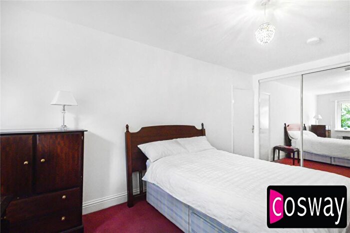 2 Bedroom Flat For Sale In Holders Hill Road, Mill Hill, NW7