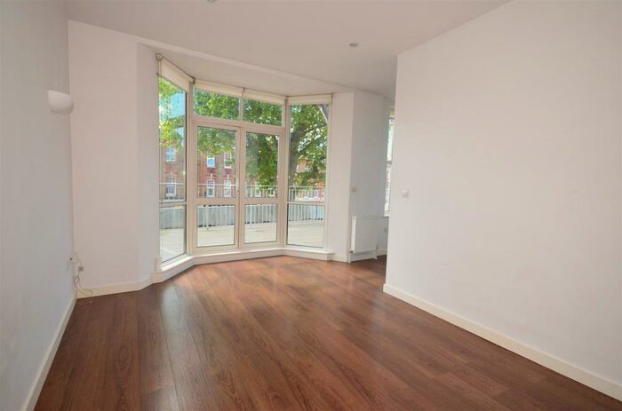 2 Bedroom Flat To Rent In High Road, N2