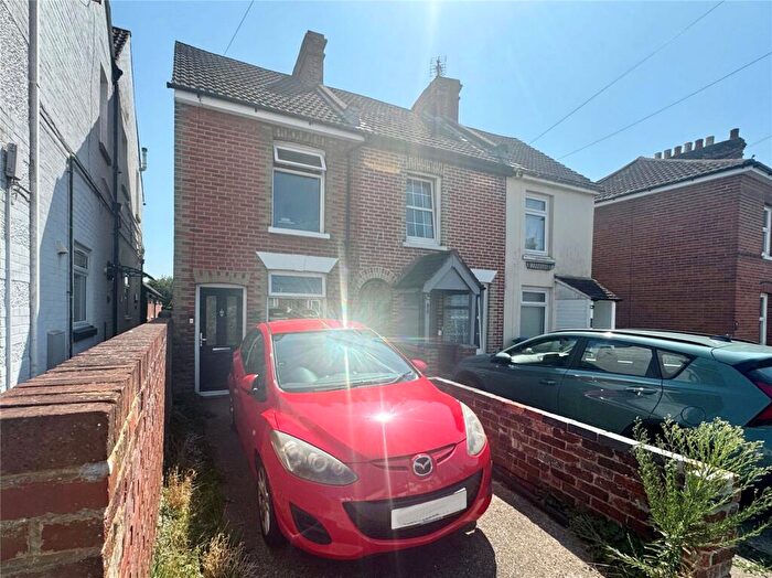2 Bedroom End Of Terrace House For Sale In Gordon Road, Fareham, Hampshire, PO16