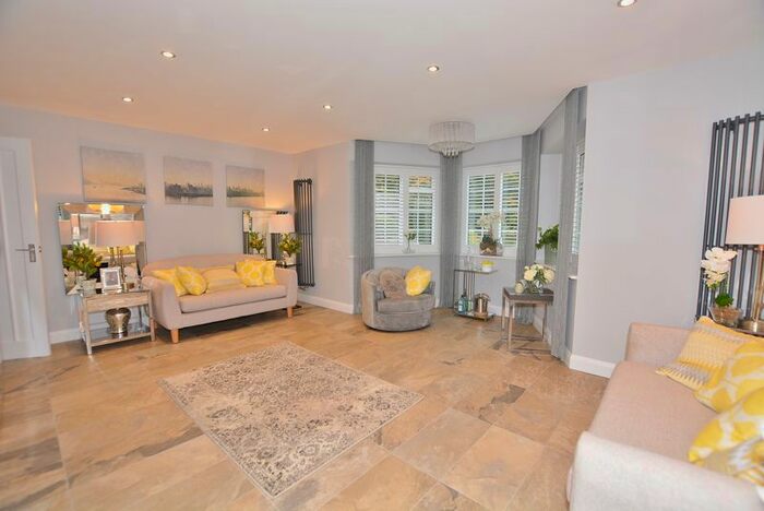 2 Bedroom Flat To Rent In Wilton Hollow, Amersham Road, Beaconsfield, HP9