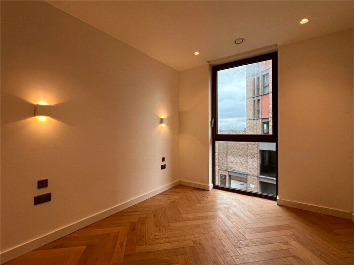 3 Bedroom Flat To Rent In Oberman Road, Dollis Hill, NW10