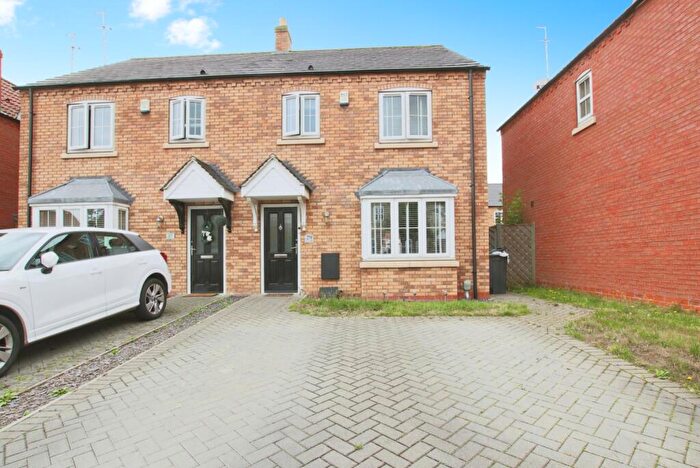 3 Bedroom Semi-Detached House For Sale In Farrier Close, Kingswood, Hull, HU7
