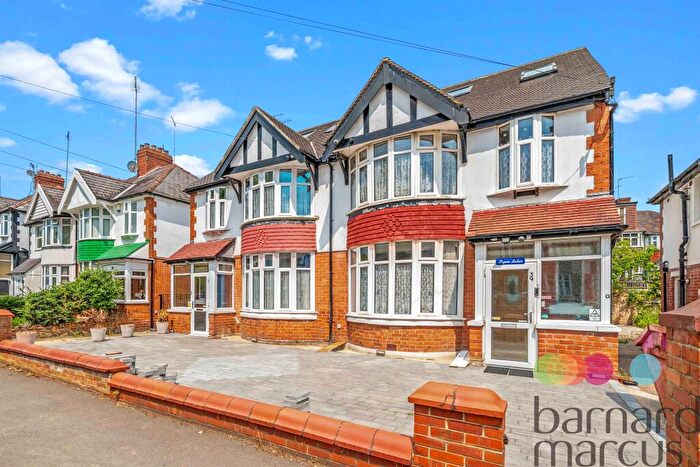 4 Bedroom Semi-Detached House For Sale In Lyndhurst Avenue, London, N12
