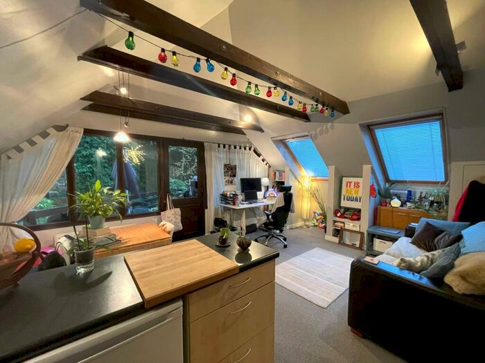 1 Bedroom Apartment To Rent In Garden Flat, Lodge Hill Road, Farnham, GU10