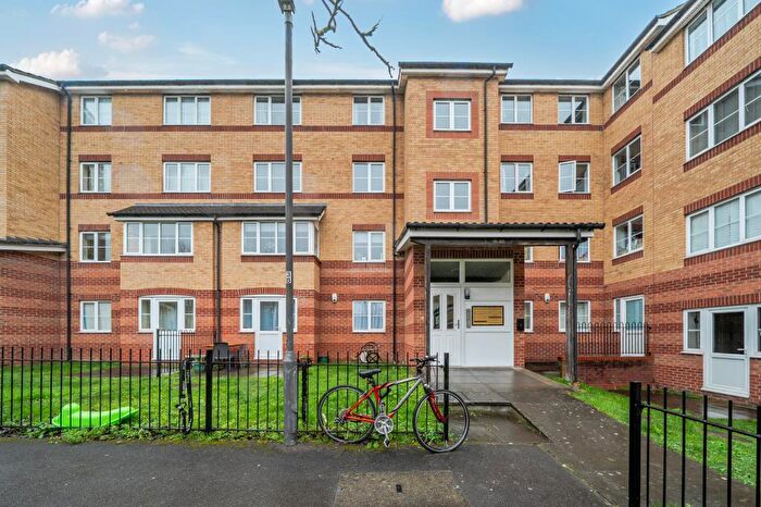 2 Bedroom Flat For Sale In High Wycombe, Buckinghamshire, HP13