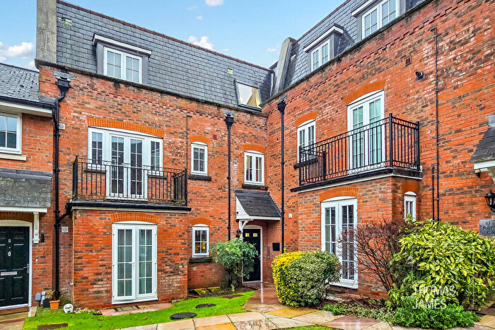 2 Bedroom Flat For Sale In Red Lion Court, Great North Road, Hertfordshire, AL9