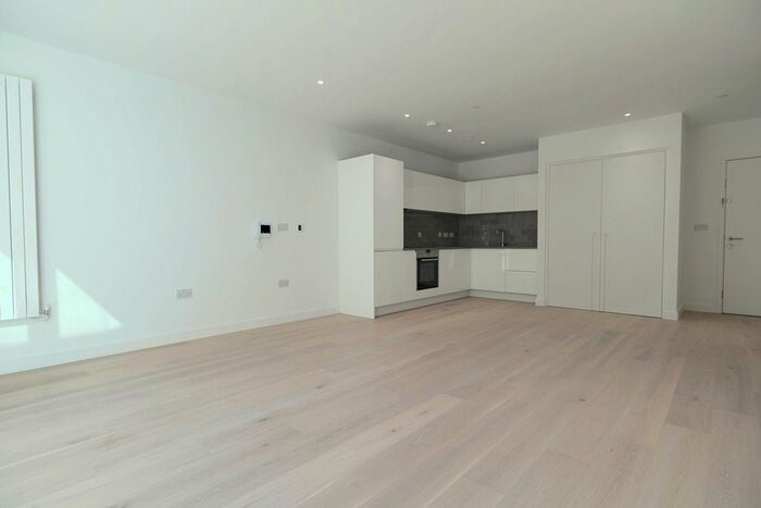 1 Bedroom Flat To Rent In Fairwater House, London, E16