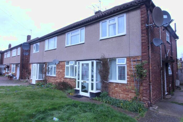 2 Bedroom Flat To Rent In Holmbridge Gardens, Ponders End, Enfield, EN3