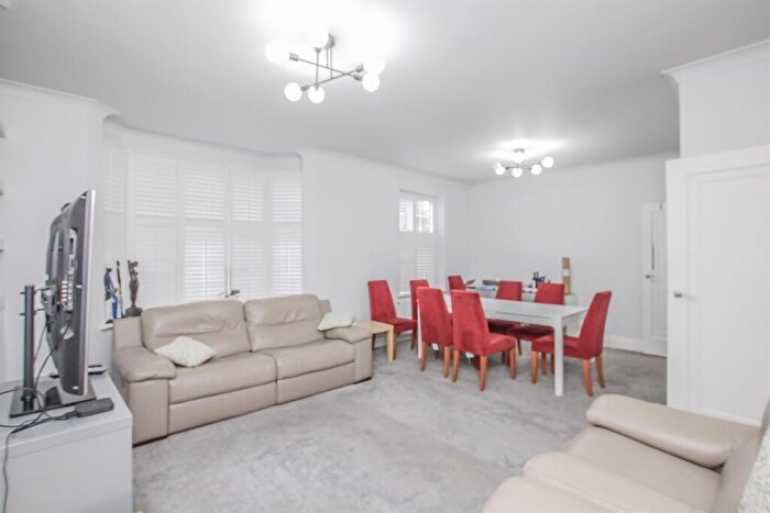 2 Bedroom Flat To Rent In Fernside Court, Holders Hill Road, Hendon, NW4