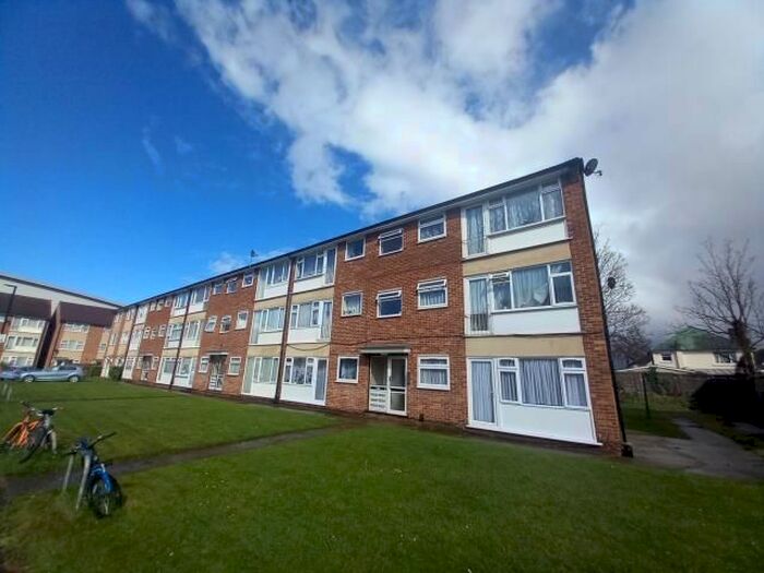 2 Bedroom Flat To Rent In Thirkleby Close, Slough, SL1