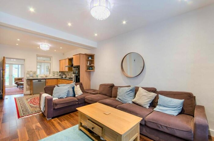 6 Bedroom Semi-Detached House To Rent In Repton Avenue, North Wembley, HA0