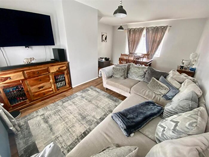 3 Bedroom Terraced House For Sale In Dulverton Avenue, Swindon, SN3