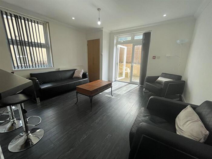 3 Bedroom Apartment To Rent In Richmond Road, Cardiff, CF24