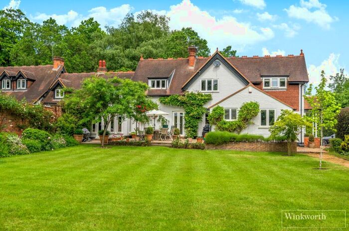 Link Detached House For Sale In College Ride, Bagshot, Surrey, GU19