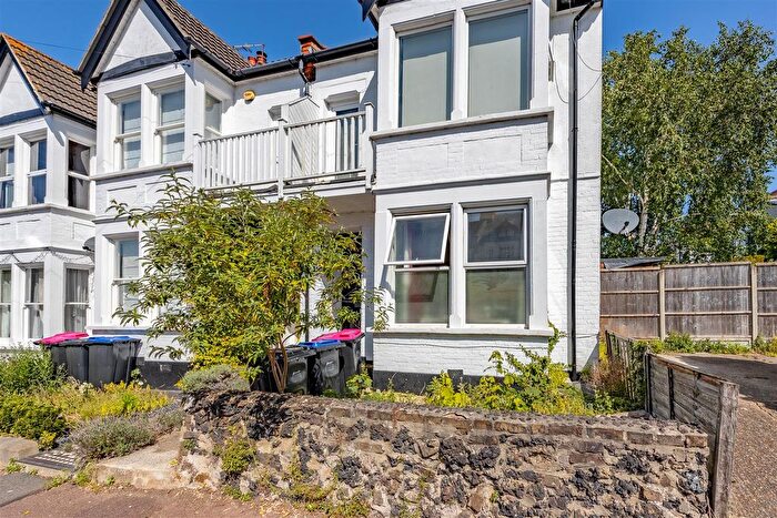 1 Bedroom Flat For Sale In Glen Road, Leigh-On-Sea, SS9