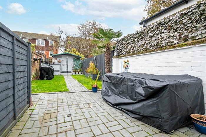 2 Bedroom Terraced House For Sale In Chiltern Road, Dunstable, Bedfordshire, LU6