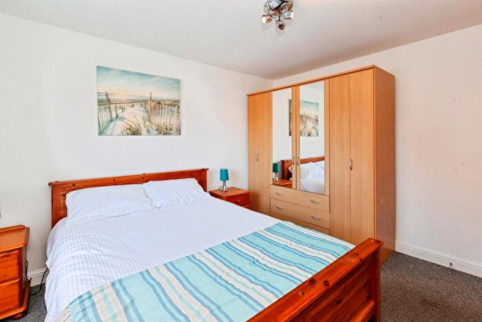 2 Bedroom Flat For Sale In Grove Close, Slough, SL1